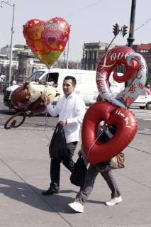 February 14 2019 EUM20190214SOC05 JPG MEXICO CITY DayDia San Valentin February 14, 2019 Aspects of couples during the celebration of the Day of Love and Friendship or Valentines Day in the vicinity of the Zocalo capitalino Photo Agency EL UNIVERSALAgustin SalinasEELG  - ZUMAu78_ 20190214_zaf_u78_026 Copyright: xElxUniversalx