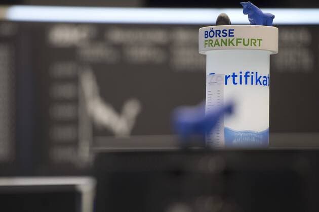 View into the trading room of the Deutsche Boerse in Frankfurt Stock trading Dax curve Price development Trading room of the Frankfurt stock exchange Broker Display board Computer trading Stock trader Overview Stock prices Dax General Feature Edge motif Press conference of the Deutsche Boerse AG in Frankfurt on 14 02 2019