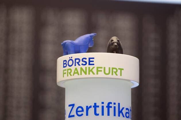 View into the trading room of the Deutsche Boerse in Frankfurt Stock trading Dax curve Price development Trading room of the Frankfurt stock exchange Broker Display board Computer trading Stock trader Overview Stock prices Dax General Feature Edge motif Press conference of the Deutsche Boerse AG in Frankfurt on 14 02 2019