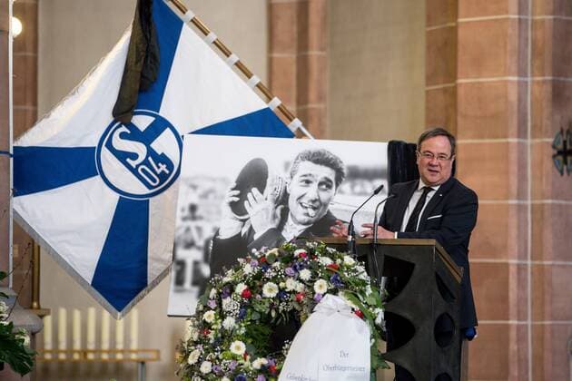 Entertainment Bilder des Tages 15.02.2019, Fussball, Saison 2018 2019, Trauerfeier für den verstorbenen Ex-Manager Rudi Assauer (FC Schalke 04) in der Veltins Arena & im Dom in Gelsenkirchen-Buer Ministerpräsident Armin Laschet RHR-FOTO