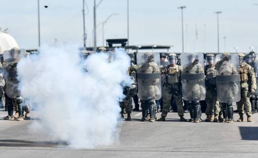 Border agents and soldiers of the US Army participate in an anti-riot drill at the International Bridge II, in Piedras Negras, Mexico and Eagle Pass, United States, 15 February 2019. Anti-riot drill at the Mexico-US border !ACHTUNG: NUR REDAKTIONELLE NUTZUNG!  Copyright: xMiguelxSierrax AME4143 20190215-636858686735006268