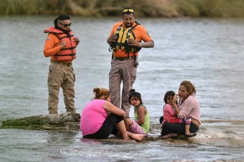 Central Americans are rescued by Mexican migratory agents of the Beta group, at the Rio Bravo river between Mexico and the US, in Piedras Negras, Mexico, 15 February 2019. Rescue of Central American migrants at the Rio Bravo !ACHTUNG: NUR REDAKTIONELLE NUTZUNG!  Copyright: xMiguelxSierrax AME4211 20190216-636858756364163534