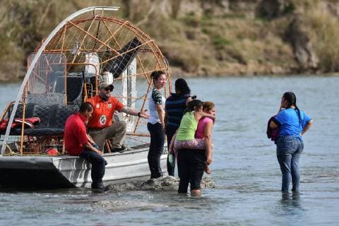 Central Americans are rescued by Mexican migratory agents of the Beta group, at the Rio Bravo river between Mexico and the US, in Piedras Negras, Mexico, 15 February 2019. Rescue of Central American migrants at the Rio Bravo !ACHTUNG: NUR REDAKTIONELLE NUTZUNG!  Copyright: xMiguelxSierrax AME4210 20190216-636858756369632346
