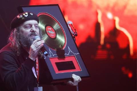 ST PETERSBURG, RUSSIA - FEBRUARY 16, 2019: Lead singer Mikhail Bashakov of the Bashakov Band at the 2019 Chartova Dyuzhina music award ceremony at VTB Ice Palace. Alexander Demianchuk TASS  TS0A1530