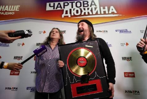 ST PETERSBURG, RUSSIA - FEBRUARY 16, 2019: Musician Sergei Chigrakov (L) and lead singer Mikhail Bashakov of the Bashakov Band with their award at the 2019 Chartova Dyuzhina music award ceremony at VTB Ice Palace. Alexander Demianchuk TASS  TS0A1531