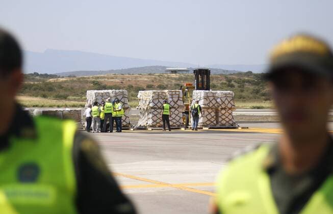 News Themen der Woche KW07 News Bilder des Tages Workers unload aids at the arrival of the first of three C-17 cargo planes of the United States Air Force that landed at the Camilo Daza airport in Cucuta, Colombia, with humanitarian aid for Venezuela from the Homestead air base in southern Miami, 16 February 2019. The first of 3 US aircraft arrives in Colombia with help for Venezuela !ACHTUNG: NUR REDAKTIONELLE NUTZUNG!  Copyright: xSchneyderxMendozax AME4574 20190216-636859459329067830