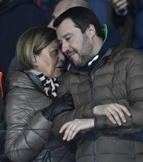 Foto IPP Paolo Bona Bergamo 16 02 2019 Campionato di Calcio Serie A 2018 2019 Atalanta- Milan nella foto il ministro dell interno matteo salvini - tifoso milanista - salutato dai tifosi in tribuna Italy Photo Press Worldwide Copyright  0
