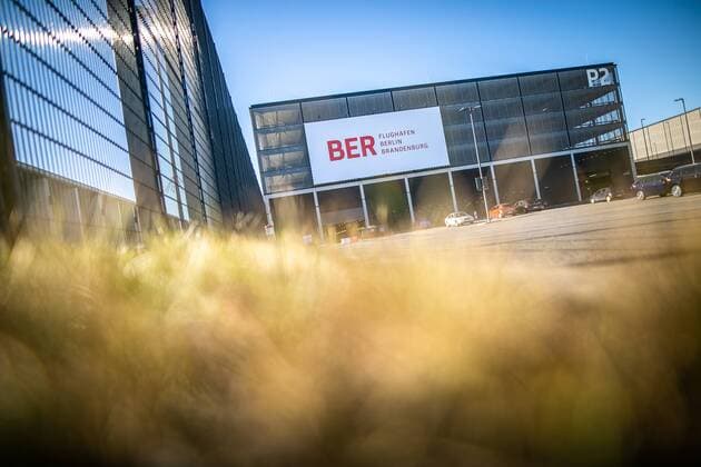 Die Baustelle des Flughafen Berlin Brandenburg ( BER ) am 16. Februar 2018 in Schönefeld bei Berlin. Ein großes Schild mit dem Logo des Flughafens hängt am Parkhaus P2. Flughafen Berlin Brandenburg *** The construction site of Berlin Brandenburg Airport BER on 16 February 2018 in Schönefeld near Berlin A large sign with the logo of the airport hangs on the multi-storey car park P2 Berlin Brandenburg Airport