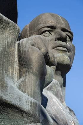 Das Ernst-Thälmann-Denkmal an der Greifswalder Straße im Berliner Ortsteil Prenzlauer Berg wurde in den Jahren 1981 1986 vom sowjetischen Bildhauer Lew Kerbel geschaffen. Es ist dem ehemaligen Vorsitzenden der Kommunistischen Partei Deutschlands (KPD) Ernst Thälmann gewidmet. Das Denkmal ist Teil des Ernst-Thälmann-Parks. Das vierzehn Meter hohe und fünfzehn Meter breite Ernst-Thälmann-Denkmal aus Bronze steht auf einem Sockel aus ukrainischem Granit. Es ist 50 Tonnen schwer und wurde aus 200 Einzelteilen gefertigt. Den Hauptteil des Denkmals nimImt eine Büste ein, die Ernst Thälmann darstellt, der seine rechte Faust zum Gruß des Rotfrontkämpferbundes erhebt. Foto: Volker Hohlfeld Thälmann-Denkmal *** The Ernst Thälmann memorial on Greifswalder Straße in the Berlin district of Prenzlauer Berg was created in 1981 1986 by the S