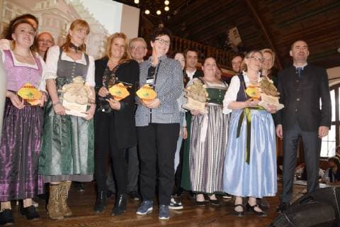 Award winners with Hubert Aiwanger Minister Munich 18 02 19 Hofbraeuhaus Bayerischer Wirtshauskultur Award ceremony for favourite beer garden and Bavarian regulars table brother 2019 Competition Wirtshaus