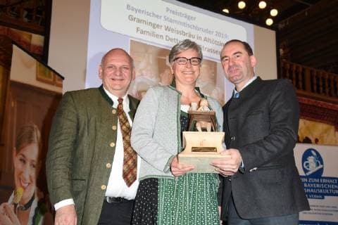 Franz Bergmueller Wirt Wirthaus Kultur Chairman Bayerischer Stammtischbruder 2019 Winner Sabine Detter Graminger Weissbraeu Altoetting With Hubert Aiwanger Minister Muenchen 18 02 19 Hofbraeuhaus Bayerischer Wirtshauskultur Awards Ceremony For Favourite Beer Garden and Bavarian Stammtischbruder 2019 Competition Wirtshaus