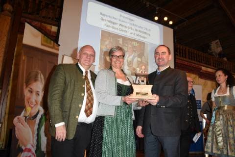 Franz Bergmueller Wirt Wirthaus Kultur Chairman Bayerischer Stammtischbruder 2019 Winner Sabine Detter Graminger Weissbraeu Altoetting With Hubert Aiwanger Minister Muenchen 18 02 19 Hofbraeuhaus Bayerischer Wirtshauskultur Awards Ceremony For Favourite Beer Garden and Bavarian Stammtischbruder 2019 Competition Wirtshaus