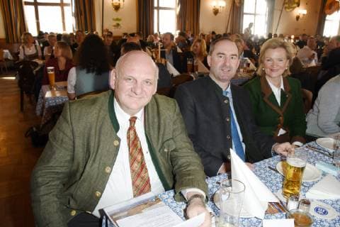 Franz Bergmueller Wirt Bayerische Wirtshauskultur Chairman Hubert Aiwanger Minister Angela Inselkammer Muenchen 18 02 19 Hofbraeuhaus Bayerischer Wirtshauskultur Award Ceremony For Favourite Beer Garden and Bavarian Regulars Brother 2019 Competition Wirtshaus