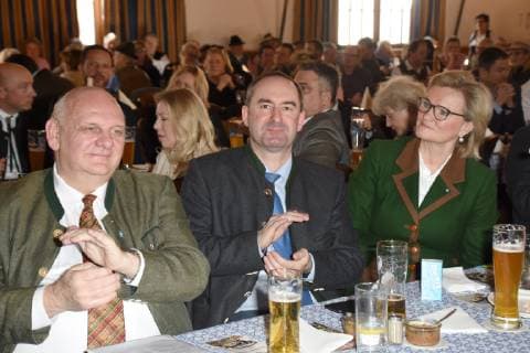 FRANZ Bergmueller Wirt Bayerische Wirtshauskultur Chairman Hubert Aiwanger Minister Angela Inselkammer Muenchen 18 02 19 Hofbraeuhaus Bayerischer Wirtshauskultur Award Ceremony For Favourite Beer Garden and Bavarian Regulars Brother 2019 Competition Wirtshaus