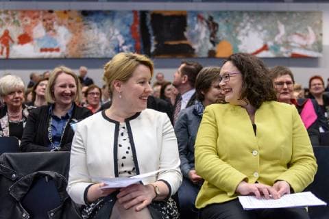 News Bilder des Tages Die SPD-Bundestagsfraktion feiert den 100. Jahre Frauenwahlrecht Deutschland, Berlin - 18 02 2019: Veranstaltung der SPD-Bundestagsfraktion zu 100 Jahre Frauenwahlrecht – Unser Ziel ist Parität und Verleihung des Marie-Juchacz-Preises 2019. Im Bild lachen sich Andrea Nahles (Vorsitzende der SPD-Bundestagsfraktion, Bundesministerin für Arbeit und Soziales) und Franziska Giffey (Bundesministerin für Familie, Senioren, Frauen und Jugend, SPD) an. Berlin Bundestag Berlin Deutschland *** The SPD parliamentary group celebrates 100 years of womens suffrage Germany Berlin 18 02 2019 Event of the SPD parliamentary group on 100 years of womens suffrage - Our goal is parity and the awarding of the Marie Juchacz Prize 2019 The picture shows Andrea Nahles, Chairwoman of the SPD parliamentary group Federal Minister for Labour and Social Affairs and F