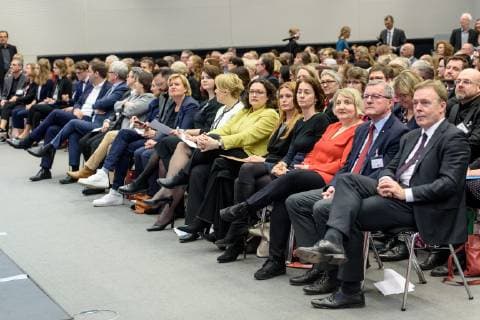 Die SPD-Bundestagsfraktion feiert den 100. Jahre Frauenwahlrecht Deutschland, Berlin - 18 02 2019: Veranstaltung der SPD-Bundestagsfraktion zu 100 Jahre Frauenwahlrecht – Unser Ziel ist Parität und Verleihung des Marie-Juchacz-Preises 2019. Im Bild ist die erste Reihe mit (v.r.n.l) Thomas Oppermann (Vizepräsident des Deutschen Bundestages, SPD), Wilhelm Schmidt (Präsident der Arbeiterwohlfahrt e.V., AWO), Katja Mast (Stellvertretende Vorsitzende der SPD-Bundestagsfration), Katarina Barley (Bundesministerin der Justiz und für Verbraucherschutz, SPD), Esther Schweins, Andrea Nahles (Vorsitzende der SPD-Bundestagsfraktion, Bundesministerin für Arbeit und Soziales), Franziska Giffey (Bundesministerin für Familie, Senioren, Frauen und Jugend, SPD), Sophie Passmann (Autorin) und Eva Högel (Stellvertretende Vorsitzende der SPD-Bundestagsfratio