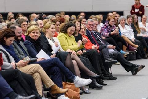 Die SPD-Bundestagsfraktion feiert den 100. Jahre Frauenwahlrecht Deutschland, Berlin - 18 02 2019: Veranstaltung der SPD-Bundestagsfraktion zu 100 Jahre Frauenwahlrecht – Unser Ziel ist Parität und Verleihung des Marie-Juchacz-Preises 2019. Im Bild ist die erste Reihe mit (v.r.n.l) Thomas Oppermann (Vizepräsident des Deutschen Bundestages, SPD), Wilhelm Schmidt (Präsident der Arbeiterwohlfahrt e.V., AWO), Katja Mast (Stellvertretende Vorsitzende der SPD-Bundestagsfration), Katarina Barley (Bundesministerin der Justiz und für Verbraucherschutz, SPD), Esther Schweins, Andrea Nahles (Vorsitzende der SPD-Bundestagsfraktion, Bundesministerin für Arbeit und Soziales), Franziska Giffey (Bundesministerin für Familie, Senioren, Frauen und Jugend, SPD) und Eva Högel (Stellvertretende Vorsitzende der SPD-Bundestagsfration) zu sehen. Berlin Bundest