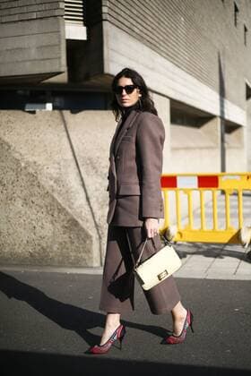 A chic showgoer attending the Roland Mouret show during London Fashion Week - Feb 17, 2019 - LFW: Fall 2019 Street Style Day 3, London England United Kingdom  Copyright: xValentinaxRanierix h_00581592