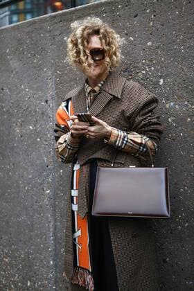 A chic showgoer attending the Burberry show during London Fashion Week - Feb 17, 2019 - LFW: Fall 2019 Street Style Day 3, London England United Kingdom  Copyright: xValentinaxRanierix h_00581632