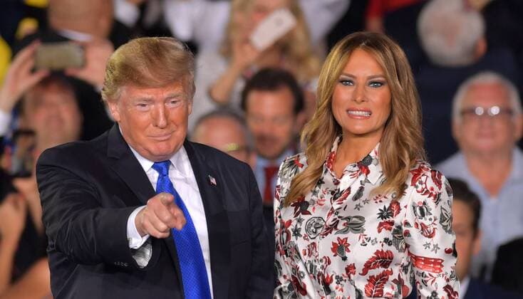 Entertainment Themen der Woche KW08 Entertainment Bilder des Tages MIAMI, FLORIDA - FEBRUARY 18: President Donald Trump and First Lady Melania Trump attend a rally at Florida International University on February 18, 2019 in Miami, Florida. President Trump spoke about the ongoing crisis in Venezuela. People: President Donald Trump, Melania Trump Copyright: xHoo-Me.comx xMediaPunchx