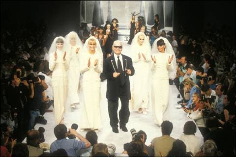 Defile de mode Haute Couture Automne Hiver 1995-1996. Chanel. . Karl Lagerfeld, Helena Christensen et Claudia Schiffer 50921 1995-00-00 Paris France Lagerfeld, Karl; Schiffer, Claudia; Christensen, Helena  Copyright: xGuyxMarineaux STAR_50921_012