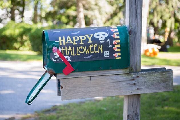 Letterbox with Halloween inscription Maine USA North America Copyright: imageBROKER/MarcxRasmus iblmra04808116.jpg