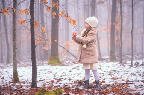  Mädchen, 7 Jahre, im Wald bei Nebel im Winter, Baden Württemberg, Deutschland, Europa *** girl 7 years in the forest with fog in winter Baden Württemberg Germany Europe Copyright: imageBROKER/ElmarxHerz ibxely04839393.jpg