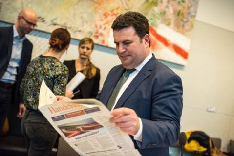 Politik SPD Gesundheitsminister Hubertus Heil liest vor der Fraktionssitzung der SPD am Dienstag den 19. Februar 2019 in der Wirtschaftszeitung Handelsblatt . 19.2.2019, Berlin *** Politics SPD Health Minister Hubertus Heil reads in the business newspaper Handelsblatt 19 2 2019 Berlin before the parliamentary group meeting of the SPD on Tuesday 19 February 2019