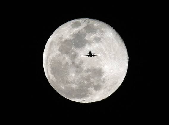 News Themen der Woche KW08 News Bilder des Tages February 19, 2019 - Los Angeles, California, U.S - An airplane is silhouetted approaching Los Angeles International Airport flies past the Super Snow Moon in Los Angeles, California, on Tuesday February 19, 2019. Los Angeles U.S. - ZUMAc68_ 20190219_zaf_c68_002 Copyright: xRingoxChiux
