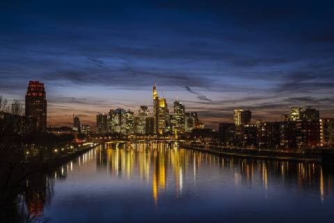 xovx Reise Architektur Frankfurt am Main emspor v l View from the Osthafen to the Main and the skyline of Frankfurts banking district Frankfurt am Main