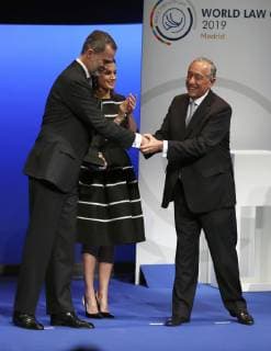 Spain s King Felipe VI (L), receives Peace and Freedom Award from Portuguese President, Marcelo Rebelo de Sousa (R) as Spain s Queen Letizia looks on during Law World Congress in Madrid, Spain, 20 February 2019. Portuguese President, Marcelo Rebelo de Sousa, attends Law World Congress !ACHTUNG: NUR REDAKTIONELLE NUTZUNG!  Copyright: xJavierxLizonx GRAF520 20190220-636862702260538319