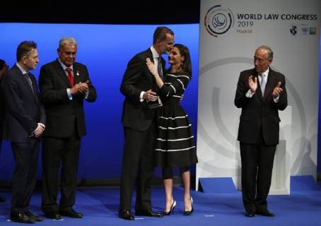Spain s King Felipe VI (C-L), is congratulated by his wife, Queen Letizia (C-R), after he was awarded Peace and Freedom Award by Portuguese President, Marcelo Rebelo de Sousa (R), during Law World Congress in Madrid, Spain, 20 February 2019. Portuguese President, Marcelo Rebelo de Sousa, attends Law World Congress !ACHTUNG: NUR REDAKTIONELLE NUTZUNG!  Copyright: xJavierxLizonx GRAF519 20190220-636862702883703557