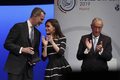 Spain s King Felipe VI (L), chats with Queen Letizia (C) after he received Peace and Freedom Award from Portuguese President, Marcelo Rebelo de Sousa (R) as Spain s Queen Letizia looks on during Law World Congress in Madrid, Spain, 20 February 2019. Portuguese President, Marcelo Rebelo de Sousa, attends Law World Congress !ACHTUNG: NUR REDAKTIONELLE NUTZUNG!  Copyright: xJavierxLizonx GRAF521 20190220-636862703502874978