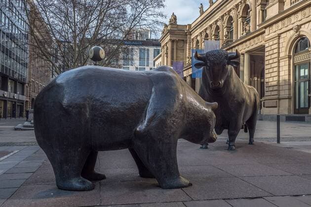 xmhx v l bull and bear in front of the Frankfurt Stock Exchange securities trading symbol picture symbol photo Frankfurt am Main