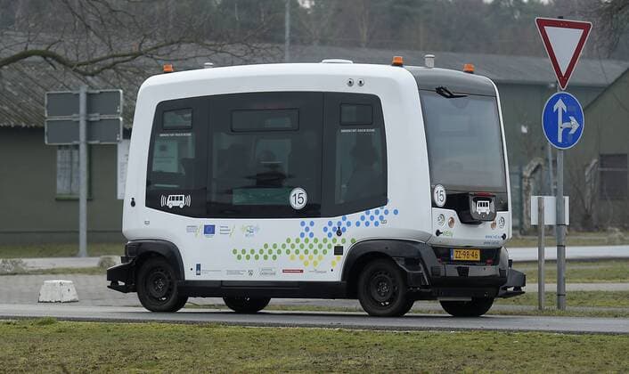 News Themen der Woche KW08 News Bilder des Tages Erstmalig in Nordrhein-Westfalen:oeffentlicher Shuttle-Betrieb mit automatisierten Fahrzeugen.Am Airport Weeze ( NRW ) koennen Flughafengaeste im Rahmen eines grenzueberschreitenden Testprojekts mit automatisiert fahrenden Shuttles zwischen Parkplatz,Hotel und Terminal pendeln.Die Shuttles fahren auf zwei festen Routen am Flughafen:zwischen dem Parkplatz und dem Terminal sowie zwischen Hotel und dem Terminal.Die Fahrt zwischen Parkplatz und Terminal dauert ca.7 Minuten.Die Fahrt zwischen Hotel und Terminal dauert 10 Minuten und wird nur auf Anforderung gefahren.Fotografiert am 21.02.2019. Â *** For the first time in North Rhine-Westphalia Public shuttle operation with automated vehicles At Airport Weeze NRW, airport guests can commute between the hotel car park and the terminal with automated shuttles as part of a cross-border test projec