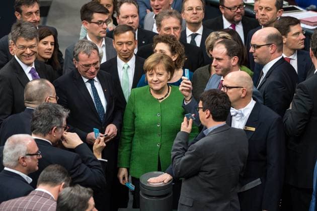 News Themen der Woche KW08 News Bilder des Tages Politik Bundestag Sitzung des Deutschen Bundestag am Donnerstag den 21. Februar 2019. Im Bild: Die Abgeordneten stimmen namentlich ueber die Aenderung des Grundgesetzes zur Einfuehrung des sog. Digitalpakt . Mit gruener Anzugjacke, Bundeskanzlerin Angela Merkel, CDU. 21.2.2019, Berlin *** Politics Bundestag Session of the German Bundestag on Thursday 21 February 2019 In the picture The members of parliament vote by name on the amendment of the Basic Law to introduce the so-called digital pact With a green suit jacket Chancellor Angela Merkel CDU 21 2 2019 Berlin