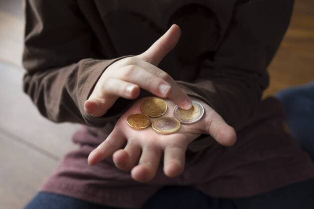 Symbolfoto zum Thema Kinderarmut und Kindergrundsicherung. Fuenfjahriges Maedchen zaehlt ihr Taschengeld, Bonn, 03.02.2018. Bonn Deutschland *** Symbol photo about child poverty and basic child safety Five-year-old girl counts her pocket money Bonn 03 02 2018 Bonn Germany Copyright: xUtexGrabowskyx xphotothek.netx