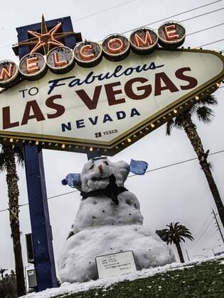News Themen der Woche KW08 Entertainment Bilder des Tages February 21, 2019 - Las Vegas, Nevada, U.S. - Snowfall in Las Vegas allowed for a snowman to be built in front of the famous Welcome To Fabulous Las Vegas sign. The snowman was built in the middle of the night between 2:30am and 5:30 by Shane C of @LasVegas_Restaurants. Las Vegas U.S. - ZUMAb35_ 20190221_new_b35_012 Copyright: xLarryxBurtonx
