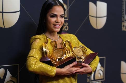 Entertainment Bilder des Tages Natti Natasha holds five awards she won at the 2019 Premio Lo Nuestro a La Musica Latina award show held at the American Airlines Arena in Miami, Florida, February 21, 2019.  MIA20190221198 GARYxIxROTHSTEIN