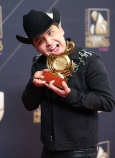 Entertainment Bilder des Tages Christian Nodal takes a bite of his award at the 2019 Premio Lo Nuestro award show at the American Airlines Arena in Miami, Florida, February 21, 2019.  MIA20190221177 GARYxIxROTHSTEIN