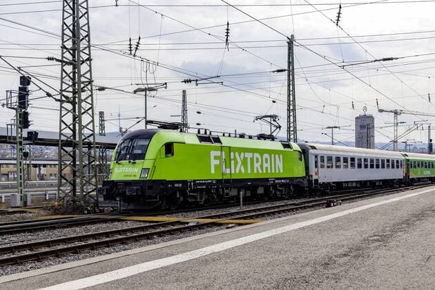 DEU, Deutschland, Stuttgart, 21.02.2019: Hauptbahnhof Stuttgart, ausfahrender Zug Flixtrain. Im Hintergrund der Bahnhofsturm. *** DEU Deutschland Stuttgart 21 02 2019 Hauptbahnhof Stuttgart departing train Flixtrain In the background the station tower