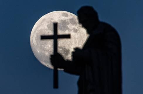 Der Mond scheint am Montagabend (18.02.2019) hinter der Mattielli-Statue des französischen Jesuiten, Missionars und Predigers Jean Francois Regis auf der Katholischen Hofkirche in Dresden. *** The moon shines on Monday evening 18 02 2019 behind the Mattielli Statue of the French Jesuit missionary and preacher Jean Francois Regis at the Catholic Court Church in Dresden