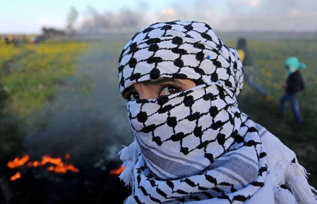 News Themen der Woche KW08 News Bilder des Tages February 22, 2019 - Khan Younis, Gaza Strip, Palestinian Territory - Palestinian protesters clash with Israeli troops following the tents protest where Palestinians demand the right to return to their homeland, at the Israel-Gaza border, in Khan Younis in the southern Gaza Strip, February 22, 2019. A Palestinian boy was killed and at least 30 protesters were injured by Israeli security forces during clashes along the Gaza border, the health ministry in Hamas-run enclave said Khan Younis Palestinian Territory - ZUMAap3_ 20190222_zaf_ap3_219 Copyright: xAshrafxAmrax
