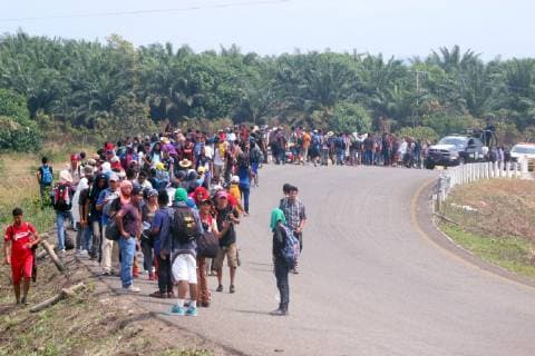 February 22, 2019 - EUM20190222NAC39.JPG .HUIXTLA, Chi. MigrantsMigrantes-Caravana.- 22 de febrero de 2019. Aspectos del avance de la Caravana Migrante, que luego de caminar 12 horas llegaron a Huixtla en donde policias federales les impidieron la entrada a la cabecera municipal para descansar en el parque como lo hicieron integrantes de las caravanas pasadas. Foto: Agencia EL UNIVERSALEELG  - ZUMAu78_ 20190222_zaf_u78_094 Copyright: xElxUniversalx