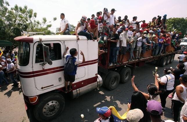 News Themen der Woche KW08 News Bilder des Tages View of Venezuelan citizens riding in trucks, in Cucuta, Colombia, 23 February 2019. Hundreds of Venezuelans gathered today on the Colombian side of the Simon Bolivar international bridge that connects Cucuta with San Antonio, in the Venezuelan state of Tachira, to form a corridor that allows humanitarian aid to go to their country. Venezuelans assemble human corridor in Colombian border to enter aid !ACHTUNG: NUR REDAKTIONELLE NUTZUNG!  Copyright: xMauricioxDuenasxCastanedax AME7997 20190223-636865521520882503