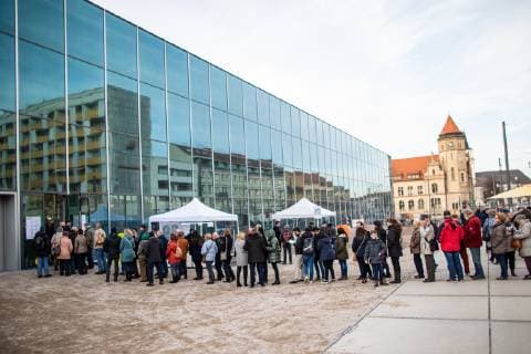 Bauhaus-Museum Dessau - Reif fürs Museum? Auftakt zum 100 Jahre Bauhaus Jubiläum Lange Schlangen vor dem Museum da die Kapazität auf 400 Personen begrenz wurde waehrend der Veranstaltung Reif fürs Museum? Auftakt zum 100 Jahre Bauhaus Jubiläum in Dessau im Bauhaus Museum Dessau am 23. February 2019 in Bauhausstadt Dessau, Sachsen Anhalt (Saxony Anhalt), Deutschland (Germany) *** Bauhaus Museum Dessau Ready for the museum Kick-off for the 100th anniversary of the Bauhaus Long queues in front of the museum as the capacity was limited to 400 people during the event Ready for the museum Kick-off for the 100th anniversary of the Bauhaus in Dessau in the Bauhaus Museum Dessau on 23 February 2019 in Bauhaus city Dessau Saxony Anhalt Saxony Anhalt Germany Germany