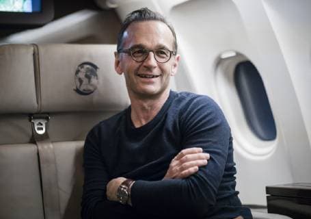 News Bilder des Tages Bundesaussenminister Heiko Maas, SPD, bei einem Hintergrundgespraech mit Journalisten auf dem Weg nach Sierra Leone. Berlin, 24.02.2019. Berlin Germany *** Federal Foreign Minister Heiko Maas SPD in background talks with journalists on their way to Sierra Leone Berlin 24 02 2019 Berlin Germany Copyright: xXanderxHeinl photothek.netx