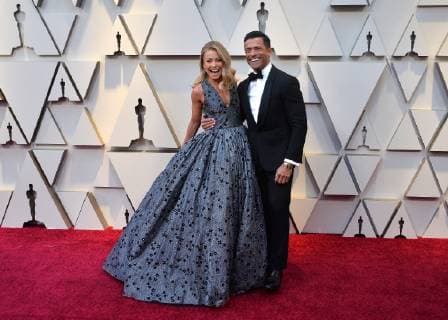 (L-R) Kelly Ripa and Mark Consuelos arrive on the red carpet for the 91st annual Academy Awards at the Dolby Theatre in the Hollywood section of Los Angeles on February 24, 2019.  LAP20190224626 JIMxRUYMEN