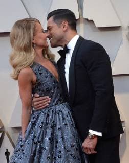 (L-R) Kelly Ripa and Mark Consuelos arrive on the red carpet for the 91st annual Academy Awards at the Dolby Theatre in the Hollywood section of Los Angeles on February 24, 2019.  LAP20190224627 JIMxRUYMEN