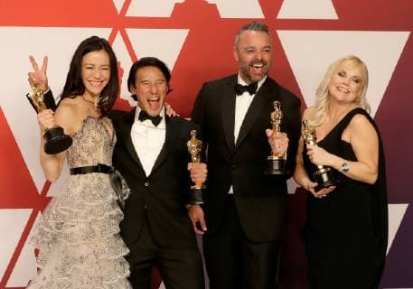 Entertainment Bilder des Tages (L-R) Producers Elizabeth Chai Vasarhelyi, Jimmy Chin, Evan Hayes and Shannon Dill, winners of the award for Best Documentary Feature for Free Solo, appear backstage with his Oscar during the 91st annual Academy Awards at Loews Hollywood Hotel in the Hollywood section of Los Angeles on February 24, 2019.  LAP20190224665 JOHNxANGELILLO